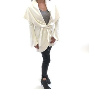 White wide collar coat